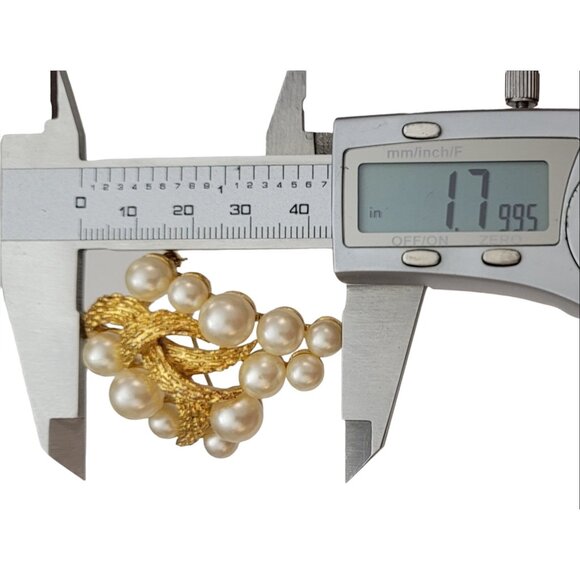 Trifari Crown Over T Gold Tone Faux Pearl Grape Cluster Brooch Pin, Signed M748 - Picture 6 of 7